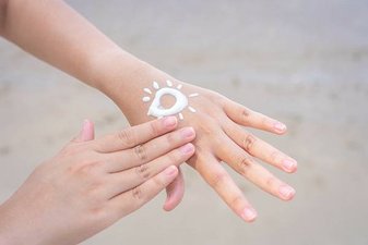 asian-women-apply-sunscreen-hands-arms-protect-skin-from-sunlight_24901-1483.jpg