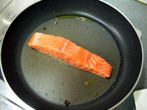 香料油煎鮭魚2.JPG