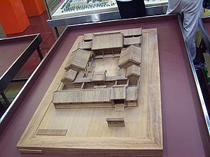 唐代宮廷寺院橫向平行的相鄰支柱的距離稱為「間」，縱向相鄰支柱