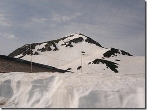 雪和室堂山莊的屋頂一樣高