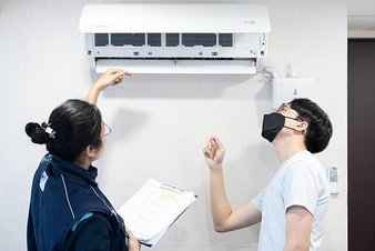 景開電器正在與客戶分享專業冷氣知識.jpg