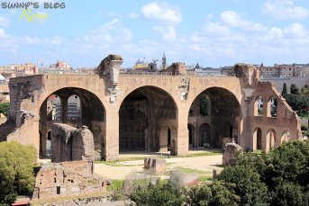 Roman Forum 03 - Basilica of Maxentius.jpg