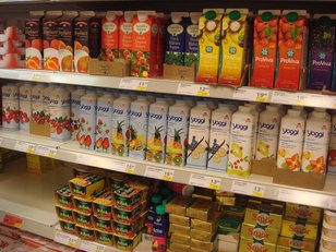 一整櫃的乳製品