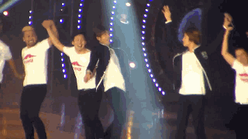 10th相擁.gif