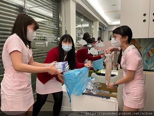 發禮物是最愉快的時刻1.jpg