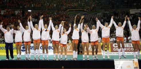 equipe-de-osasco-sobe-no-podio-para-comemorar-o-titulo-da-superliga-1271608692511_615x300.jpg