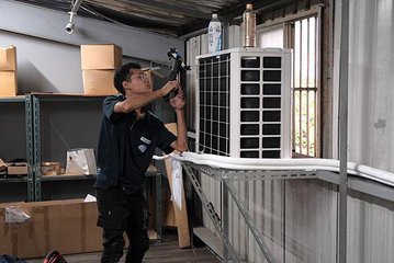 景開電器師傅測量中.jpg