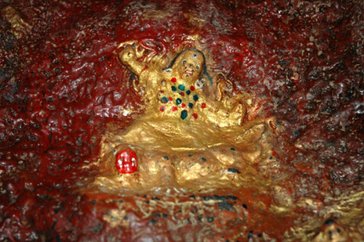 2005年，阿宗白洛仁波切给更庆寺康大中神山开光时，山石上自显出了忿怒莲师像。.jpg