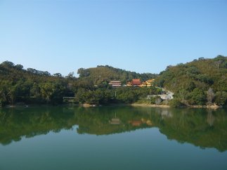 所有的山光水景都倒映在湖面上