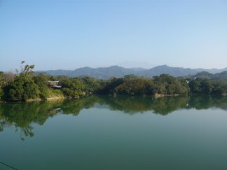 平靜無波的湖面