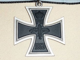 800px-Großkreuz_des_Eisernen_Kreuzes_rueck