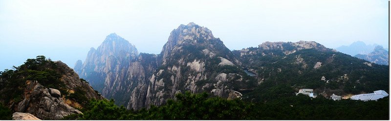 光明頂南眺天都峰、蓮花峰、鰲魚峰