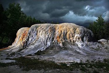 800px-Orange_Spring_Mound_at_Mammoth_Hot_Springs.jpg