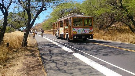 11復古旅遊車Waikiki Trolley也是路上的風景之一