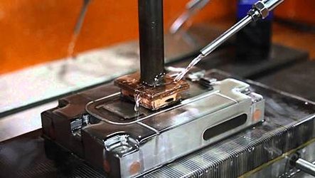 Electric discharge machine 放電加工機 過程.jpg