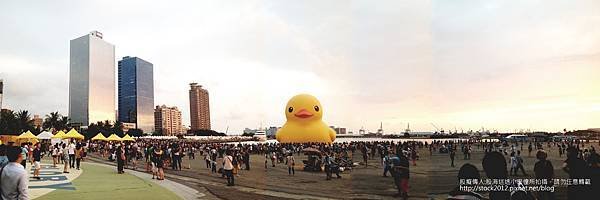 高雄旅遊,黃色小鴨在台灣(Rubber duck),愛河光榮碼頭夜景-2 (范可欽,周邊商品,缺貨,台中,桃園,21貝兒,由來,飯店,真愛碼頭)