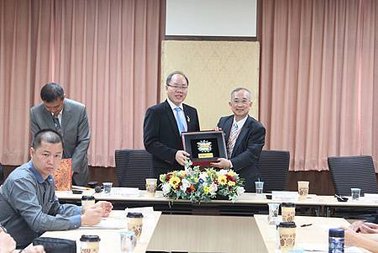 04崑山科大校長蘇炎坤(左)致贈紀念品予印尼高中訪華團貴賓