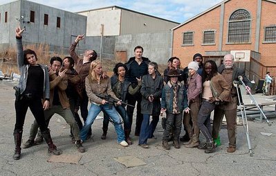 the-walking-dead-cast-end-of-season-3-group-picture-2