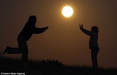 法攝影師巧手借位 月亮遊戲4.jpg