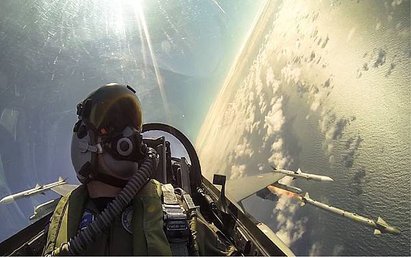 selfie-F-16-firing-in-turn