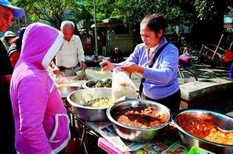 「師姊」街頭開飯 填飽弱勢者的胃