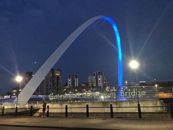 Newcastle 著名的地標 Gateshead Millennium Bridge