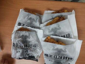 12.29魔王雞排新仁店捐贈雞排.jpg