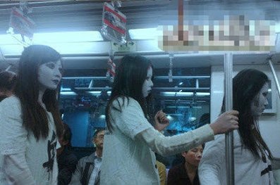 上海地鐵現“地鐵女殭屍” 運營方呼籲需顧及他人 - 地鐵女殭屍