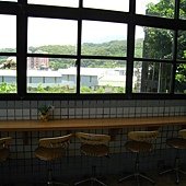 長坑國小圖書館外座位