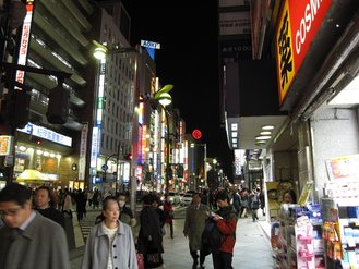 新宿東口街景