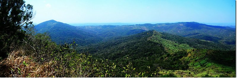 門馬羅山西南眺大山母山（左）、赤牛嶺（右後）