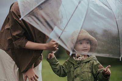 母親為兒女遮雨報父母恩