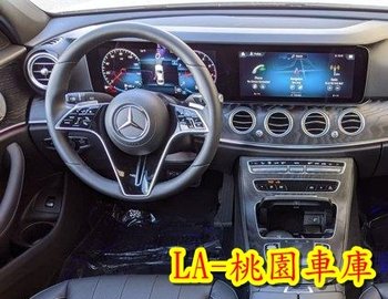 購買賓士E300外匯車會划算嗎? E300外匯代購價格為多少? 賓士E-Class E300、E350、E450車型、規格、馬力、配備、歷史比較! E-class小改款後配備有新增功能嗎? 為何外匯車代購要找L A-桃園車庫呢?小改款後E-Class，MBUX多媒體系統標準採雙10.25吋儀表及中控螢幕，並提供雙12.3吋螢幕選配項目(上圖) !