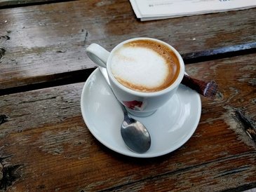 caffe-macchiato-su-tavolo.jpg