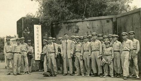 圓盤童軍帽(Scout Hat)圓形帽沿，頂上有三個凹槽-曾