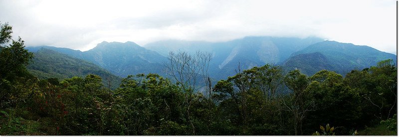 北大武山道路東眺南北大武（雲霧中）