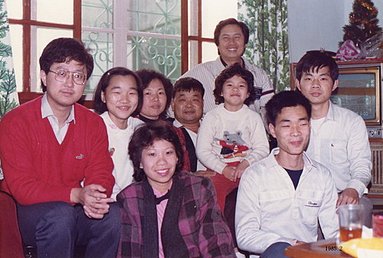 1985.2 二哥、小五夫妻、女兒宇潔與杜先生全家合照.jpg