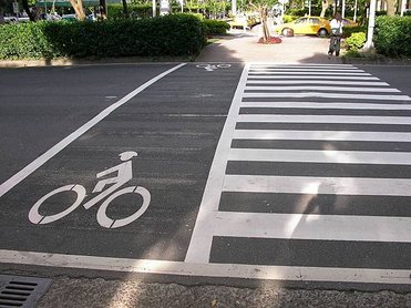 Cyclist_crossing_on_Dunhua_South_Road,_Taipei_City_20080805.jpg