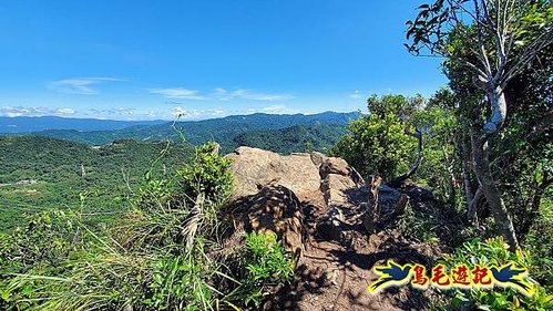 石碇摸乳巷古道溪邊寮山西帽子岩出山羊洞步道口 (33).jpg