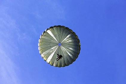 parachutist-2183308_960_720.jpg