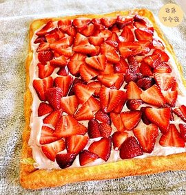 Lady-Behind-The-Curtain-Strawberry-Mallow-Cake-Roll-7_副本