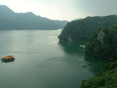 碧綠湖水