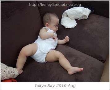 小姐～坐得很難看喔！