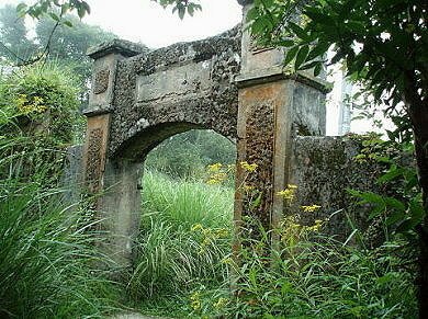 李崠山古堡，是1912年所建構的「李崠隘勇監督所」-縣定古蹟