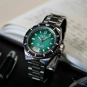 EDOX NEPTUNIAN AUTOMATIC _The Neptunian is a real Edox %5C Water Champion%5C. High pressure resistant thanks to features like the built-in helium escape valve, the double O%5Cring system and the screw-down crown, the new SkyDiver Neptunian  (2).jpeg