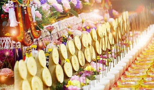 飲水浴足水鮮花燃香明燈塗香食子音樂供養三寶八供