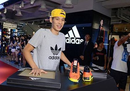 3.林書豪特別在adidas忠孝旗艦店蓋下手印作為紀念