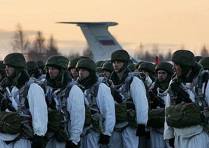 Large_military_exercise_with_airdrop_for_the_Russian_airborne_troops_in_the_Arctic_region_640_001-630x446