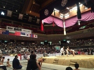 土俵是日本相撲比賽時的圓形黏土擂台-土俵上方有一個類似神社屋