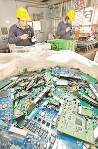 再生煉金術 　▲廢棄物處理回收廠裡，以人工拆解、分類各式電腦主機板。（張鎧乙攝）